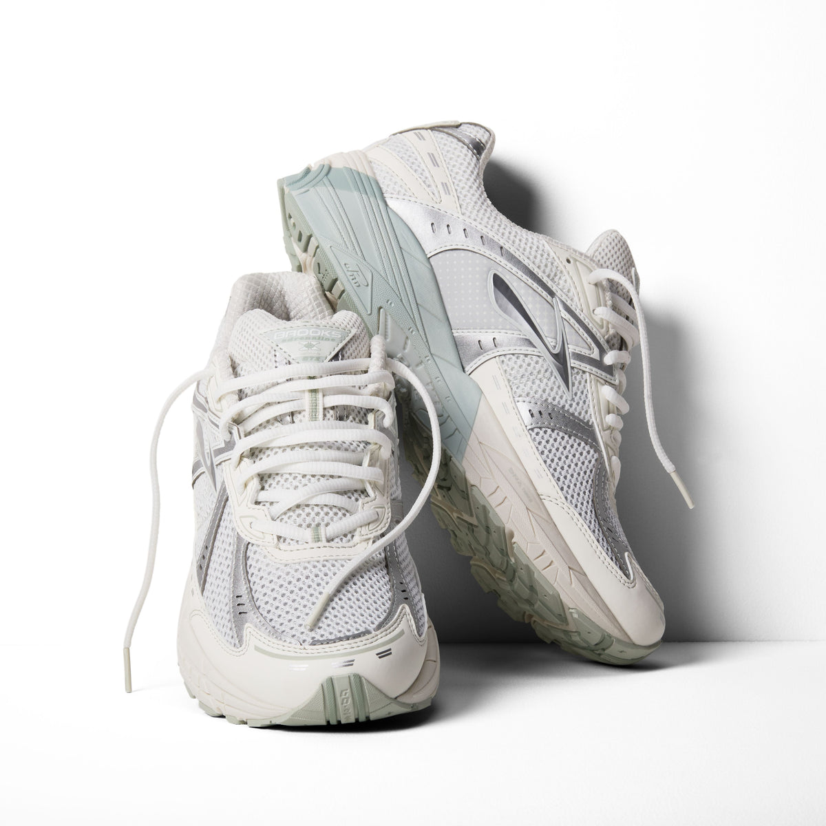 ADRENALINE GTS 10 - WHITE/COCONUT MILK/SMOKE