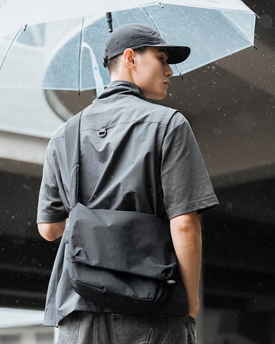 Essential 6.5L Messenger Bag