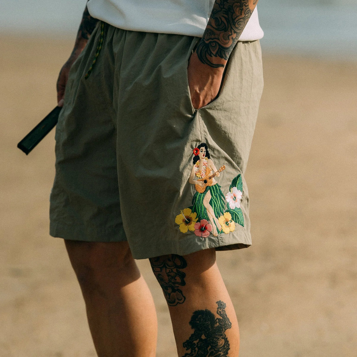 GROCERY x CLUB STUBBORN ULTRA SOUVENIR SHORTS - HAWAII KHAKI